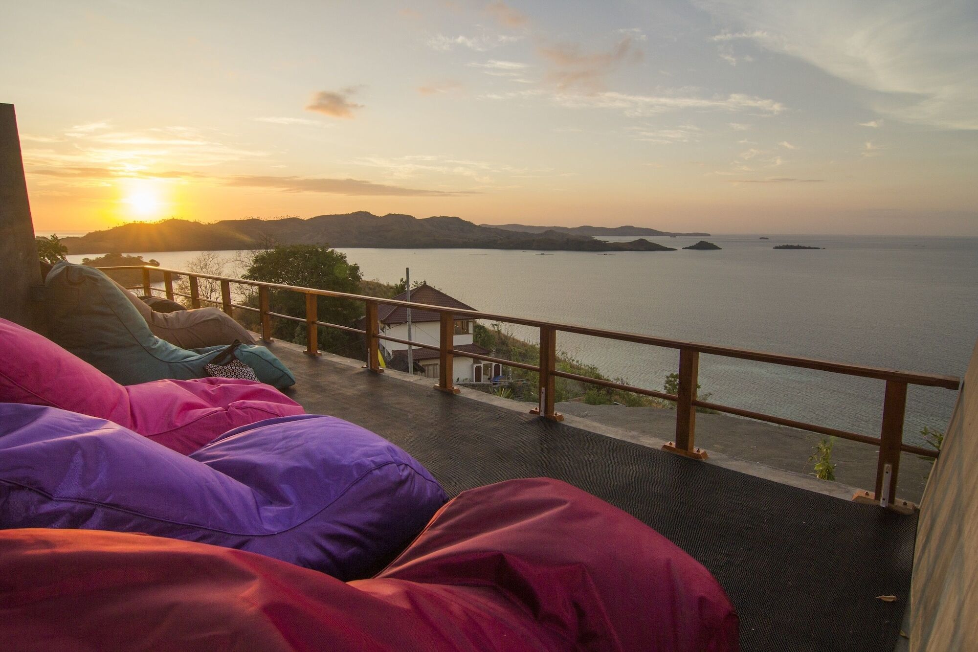One Tree Hill - Hostel Labuan Bajo Εξωτερικό φωτογραφία
